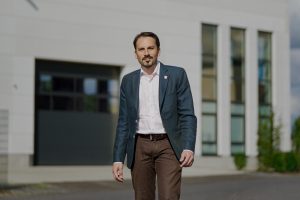 Matthias Großgarten vor Halle im Gewerbegebiet